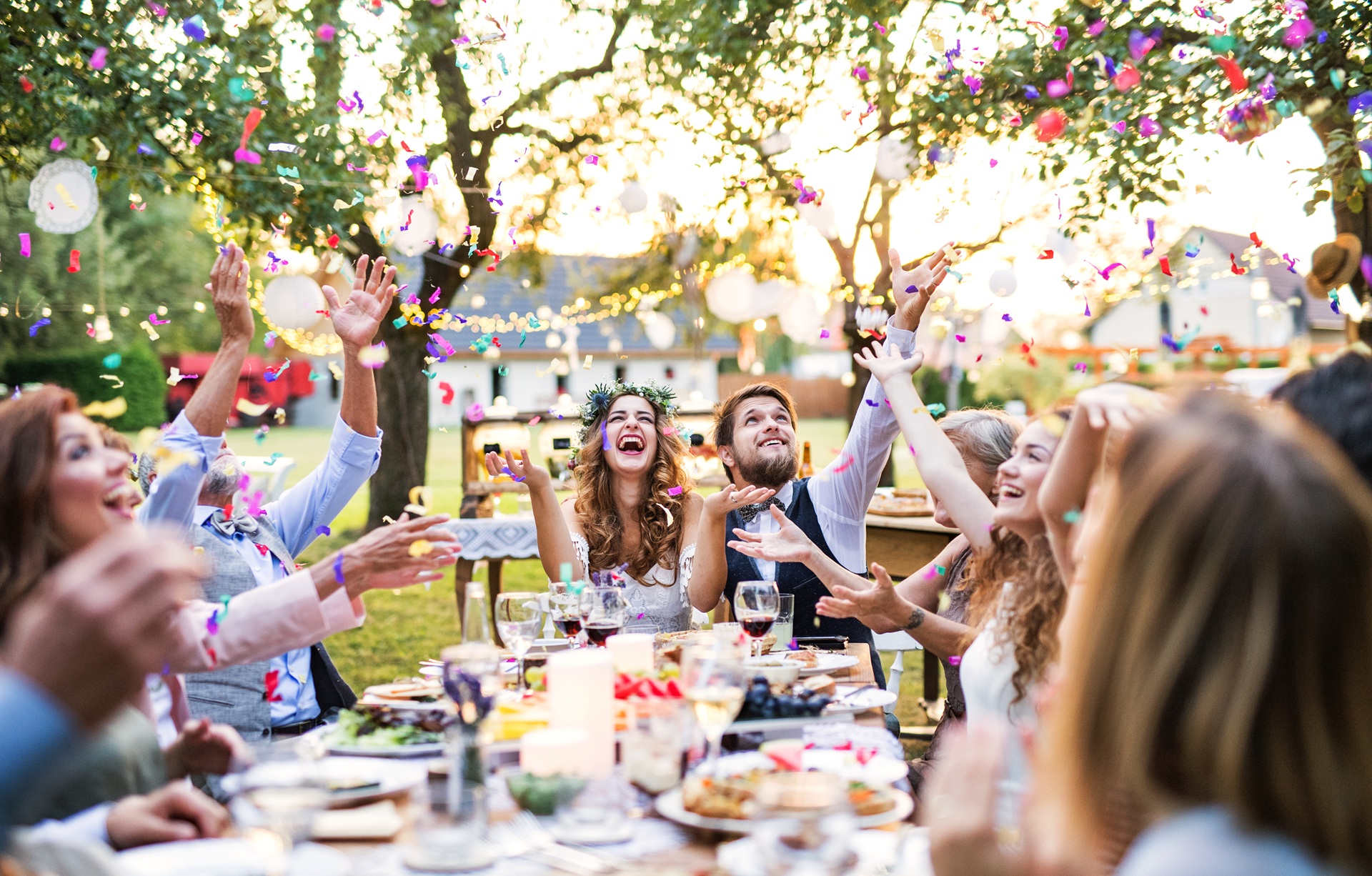 Gartenhochzeit mit Gästen und Eheringe | Eheringe

