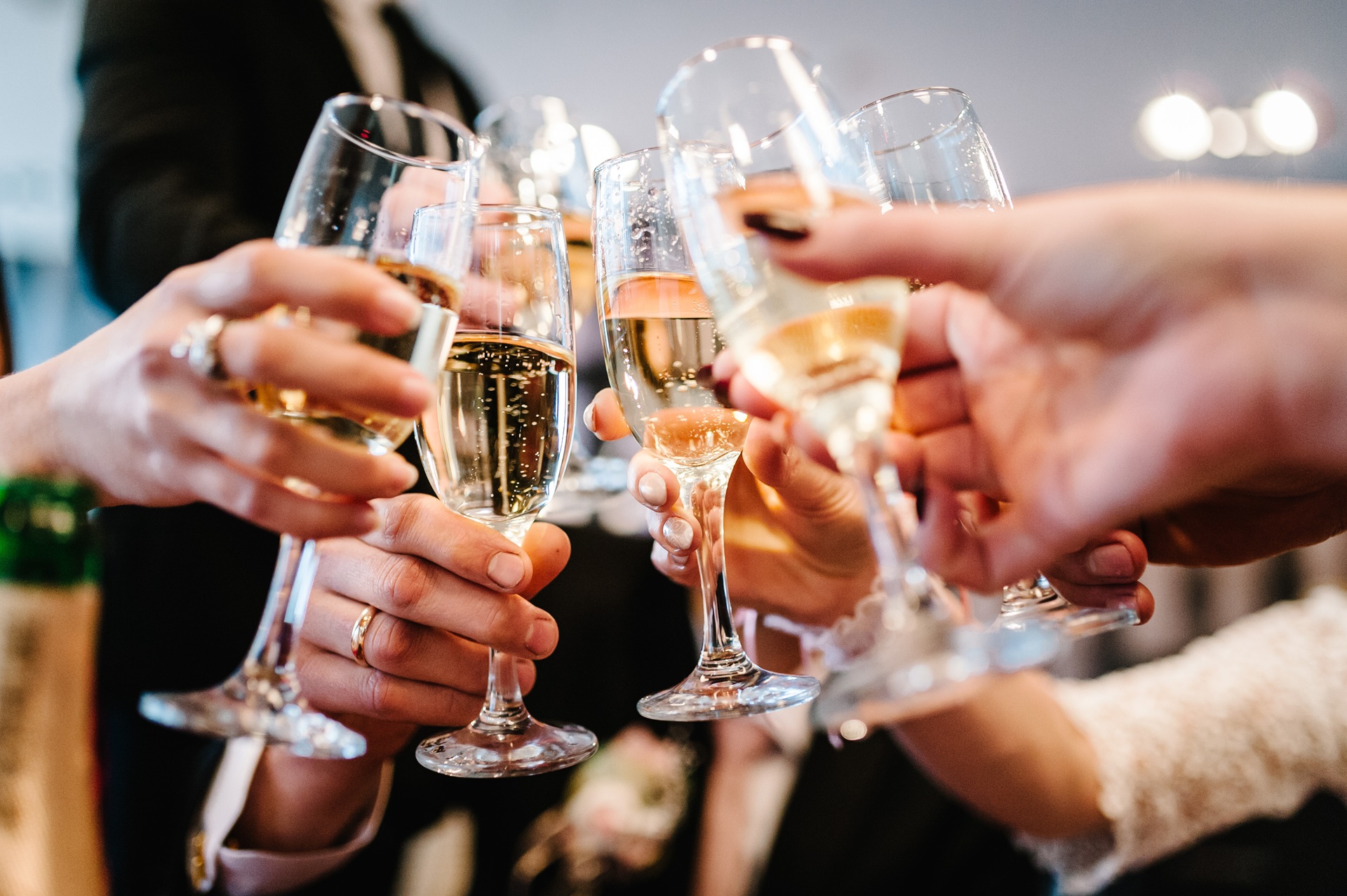 Anstoßen bei Hochzeit mit Eheringe | Eheringe

